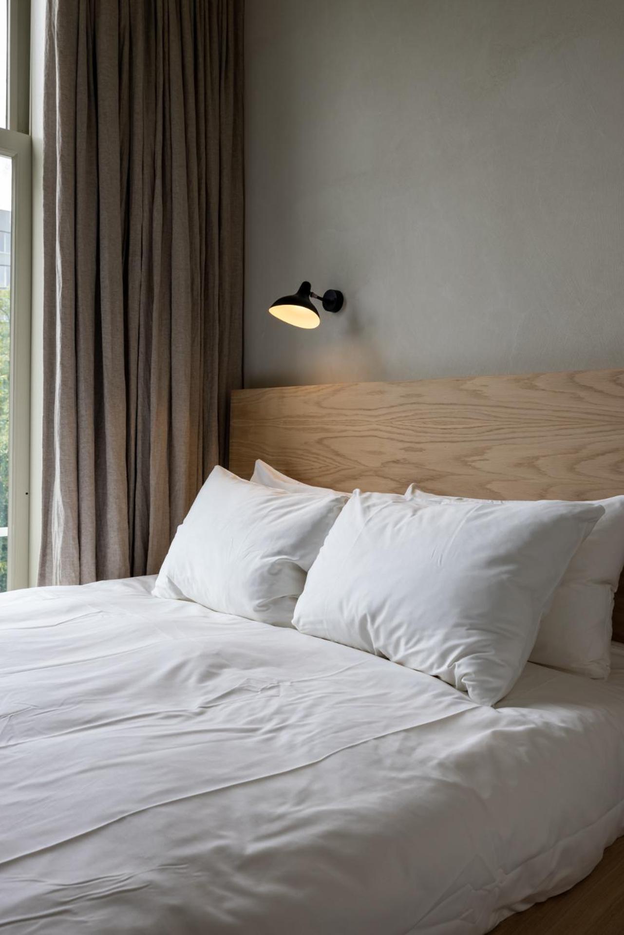 Single Petite - extra small with open bathroom